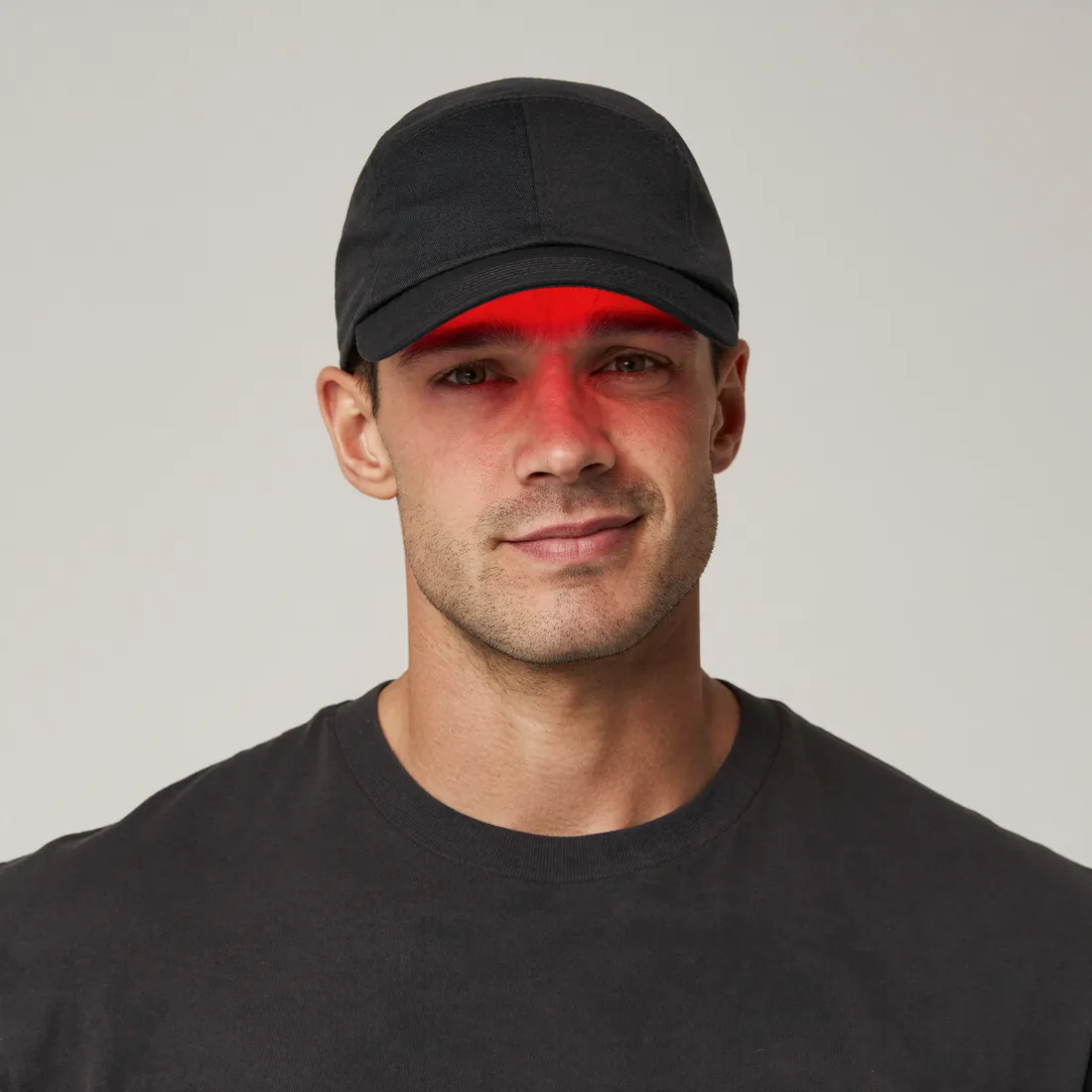 Hombre usando la gorra de luz roja RedLume